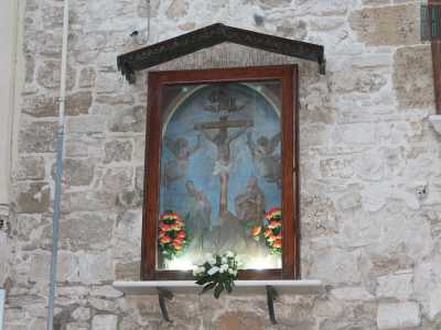 Un altro esempio di edicola dedicata al culto della Crocifissione in strada Annunziata